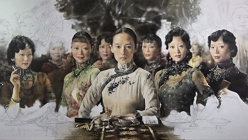 Pintura figurativa en tonos sepia y negro que muestra a la actriz Zhang Ziyi caracterizada como Gong Er sentada en el centro de una mesa de banquete rodeada por mujeres de época.