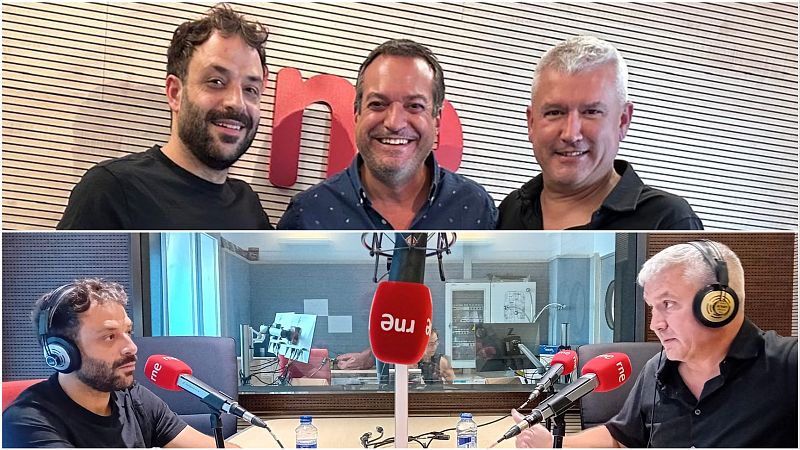Tres hombres sonrientes posan y participan en la grabación de un programa radiofónico en los estudios de Radio Nacional de España.