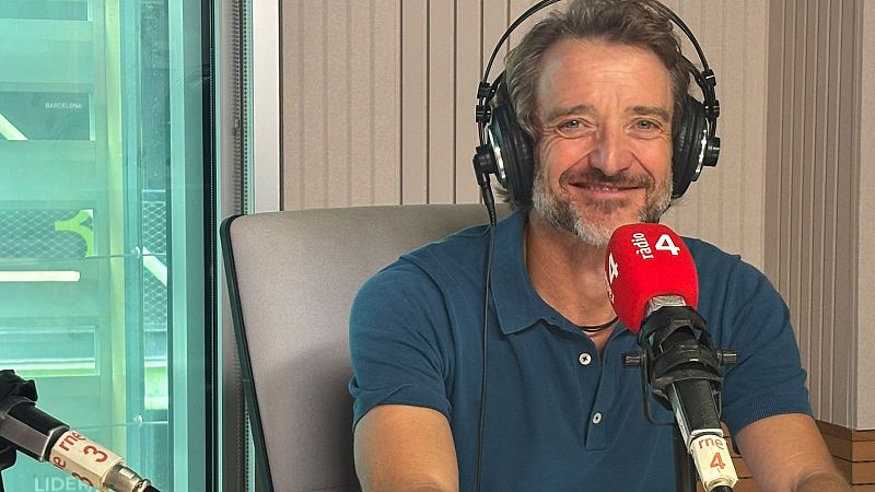El doctor Javier Albares sonr�e en el estudio de R�dio 4, sentado ante un micr�fono con espuma roja y vistiendo polo azul y auriculares.