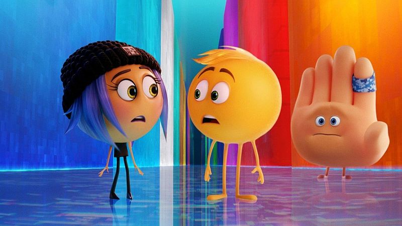 Jailbreak, Gene y Hi-5, personajes de "Emoji: La pel�cula", reaccionan con sorpresa en un entorno digital vibrante.