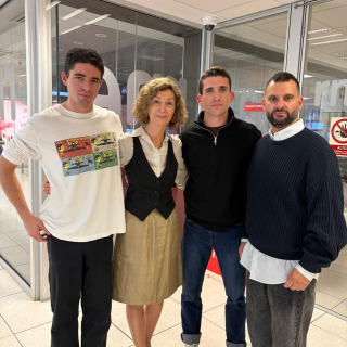 Un mal hijo, una maleta y una invitaci�n �se puede pedir algo m�s?