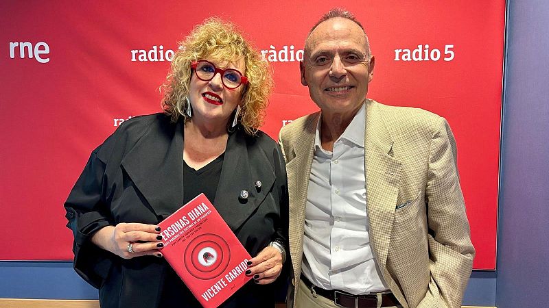 La periodista Gema Soriano y el crimin�logo Vicente Garrido posan sonrientes ante un panel rojo de radio, ella sosteniendo el libro �Personas diana� y �l con americana beige.