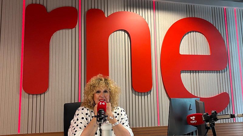 La locutora S�lvia Tarragona en un estudio de radio con paneles ac�sticos y el logotipo de RNE al fondo.