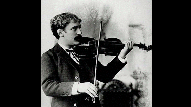 Fotograf�a en blanco y negro de medio cuerpo del violinista Pablo de Sarasate tocando su instrumento, vestido con traje formal y pajarita.