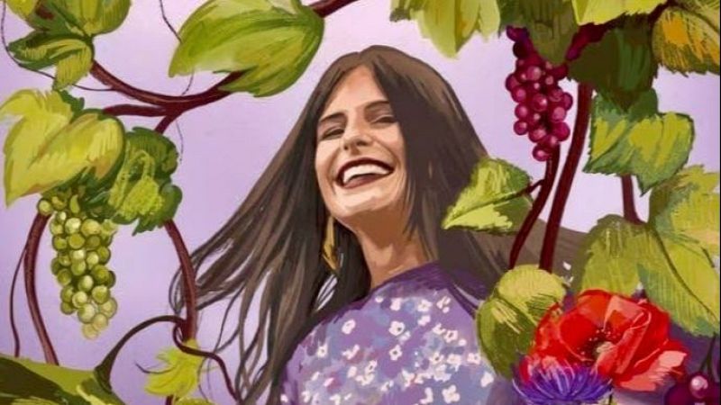 Retrato ilustrado de Noah Hig�n sonriente, rodeada de ramas de vid, racimos de uvas y flores sobre un fondo lila.
