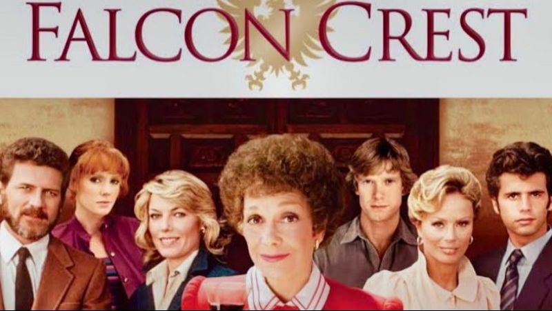 Imagen promocional de Falcon Crest con siete personajes clave del reparto original posando juntos ante una puerta de madera.