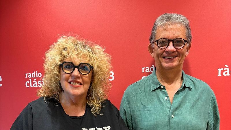 Los periodistas Gemma Soriano y Santiago Tar�n posan sonrientes ante un photocall rojo de emisoras de radio.