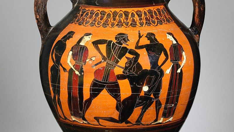 �nfora griega de cer�mica con decoraci�n de figuras negras que ilustra a Teseo venciendo al Minotauro ante varios espectadores.