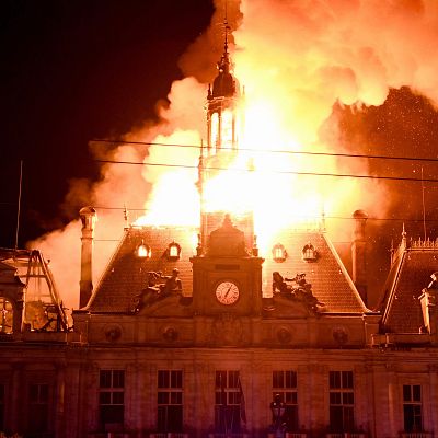 La sede del ayuntamiento de Limoges, un histórico edificio, ha ardido hoy como consecuencia de las violentas protestas en las calles