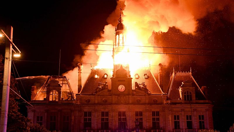 La sede del ayuntamiento de Limoges, un histórico edificio, ha ardido hoy como consecuencia de las violentas protestas en las calles