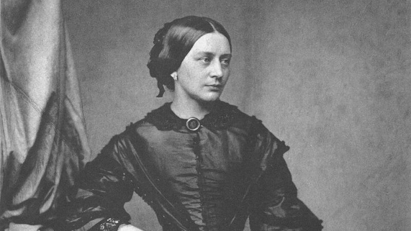 Retrato en blanco y negro de Clara Schumann, mostrando a la pianista de perfil con expresi�n serena y un elegante traje victoriano oscuro.