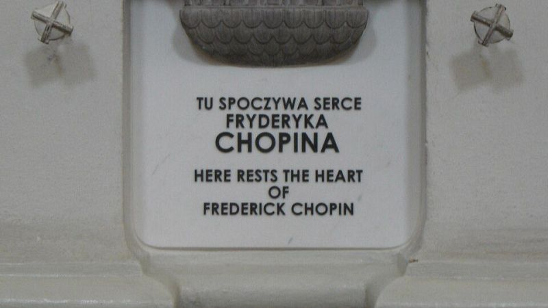 Placa conmemorativa blanca empotrada en piedra con una inscripci�n en polaco e ingl�s dedicada a Fryderyk Chopin.