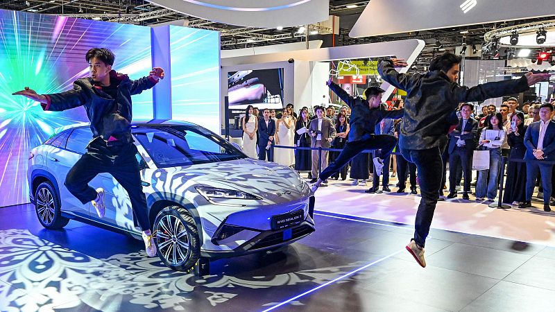 Exhibición artística en el stand de BYD durante el Singapure Motorshow