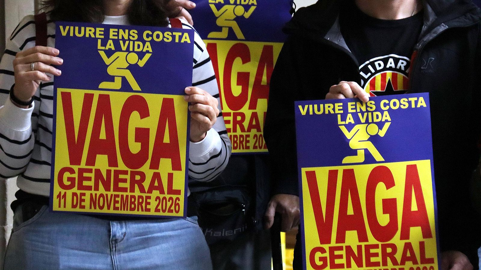 Uns cartells de la vaga general convocada pel pròxim 11 de novembre