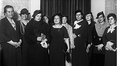 Fotograf�a hist�rica en blanco y negro de un grupo de diez mujeres intelectuales de los a�os 30, incluyendo a Gabriela Mistral y Victoria Kent, posando solemnemente en un espacio interior.