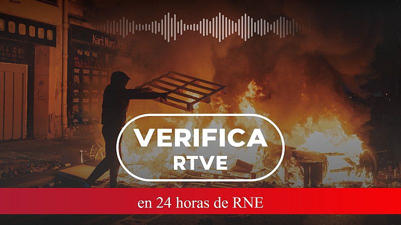 Una manifestante prende una hoguera durante las protestas del 17 de octubre en París