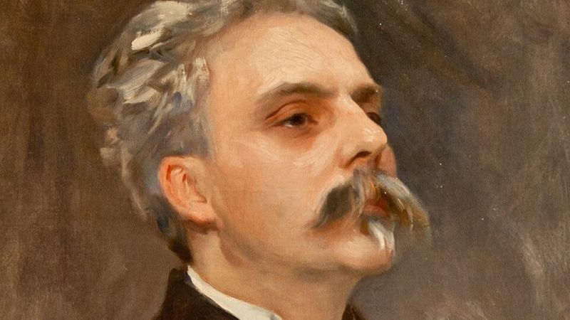 Pintura al �leo de Gabriel Faur� con cabello gris, bigote y perilla, retratado en vista de tres cuartos sobre un fondo sobrio de tonos ocres.