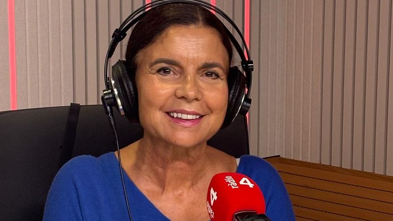 La doctora Montse Folch sonr�e en un estudio de radio con auriculares y micr�fono con logotipo rojo.