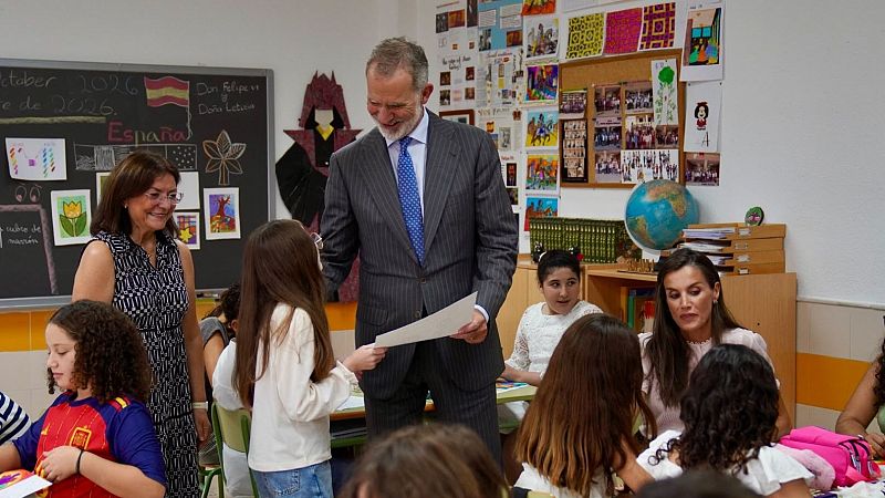 Los Reyes visitan el CEIP Pintor Eduardo Morillas.