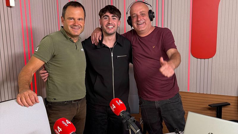 Tres hombres posan sonrientes y abrazados en un estudio de radio ante una mesa con micr�fonos con capuchones rojos y el logotipo de R�dio 4.