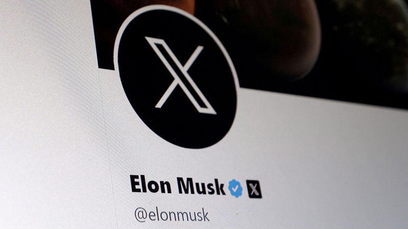Primer plano de la pantalla de un dispositivo mostrando el perfil de usuario de Elon Musk en la red social X con su avatar y nombre.
