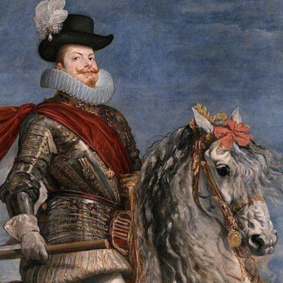 Felipe III a caballo, con armadura y capa roja, sombrero oscuro y pluma blanca. Caballo gris claro. Escena al aire libre.