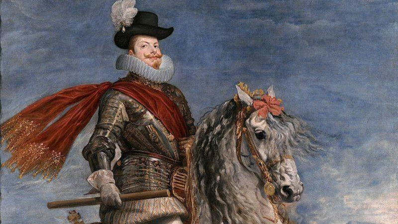 Felipe III a caballo, con armadura y capa roja, sombrero oscuro y pluma blanca. Caballo gris claro. Escena al aire libre.