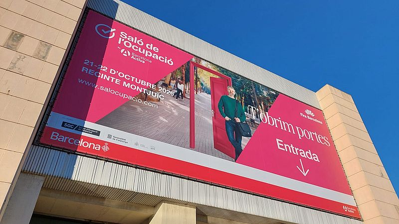 Gran lona publicitaria de un salón de empleo en la fachada de un recinto ferial, con textos informativos y la imagen de un hombre junto a una puerta roja.