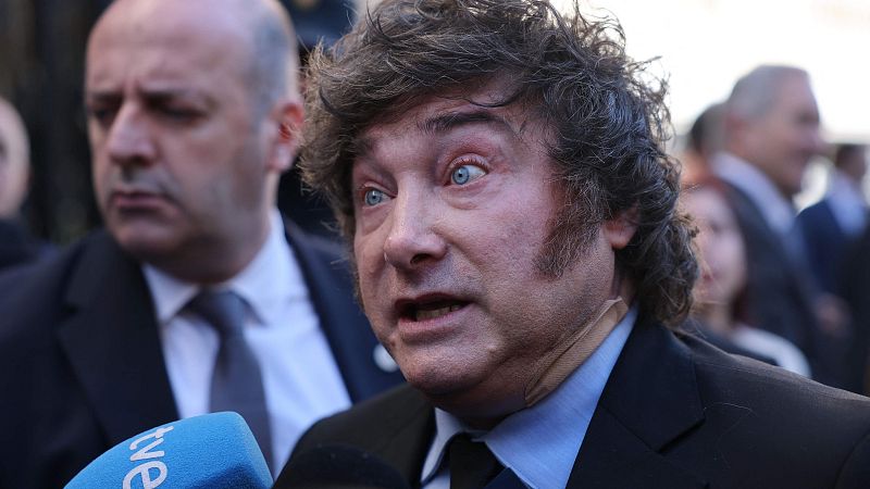 Javier Milei hace declaraciones a los medios con expresión enérgica y un micrófono de Televisión Española en primer plano.