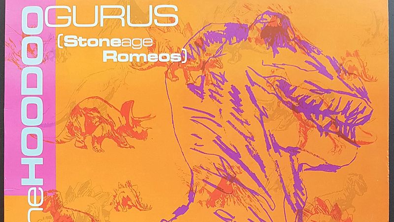 Portada de álbum con fondo naranja y el nombre del grupo en una franja fucsia, ilustrada con dibujos de dinosaurios como un T. rex y un Triceratops.