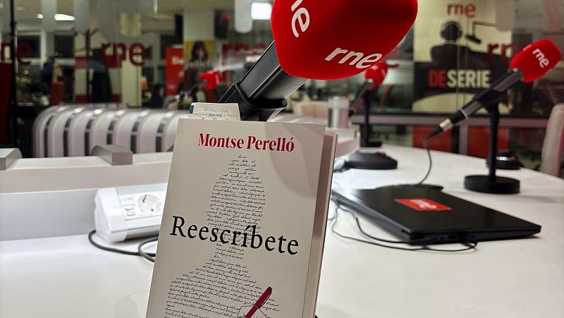 Primer plano de un libro titulado «Reescríbete» sobre una mesa de estudio de radio junto a micrófonos profesionales y un portátil.