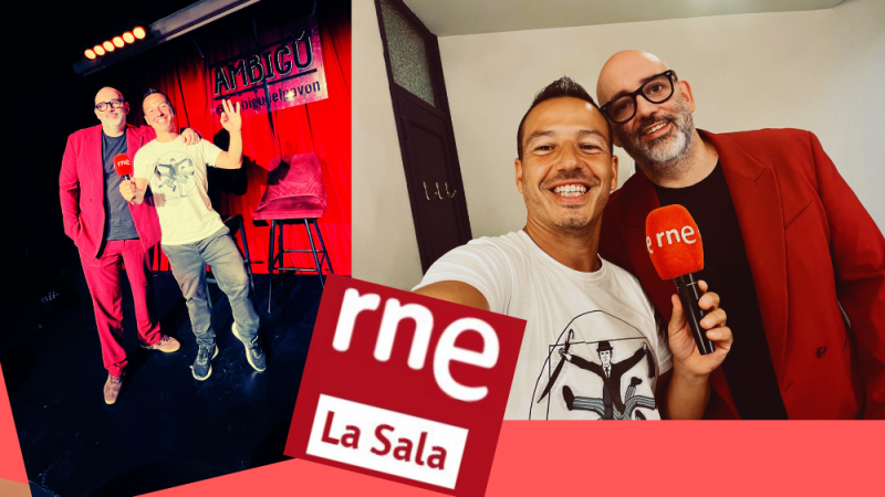 Montaje fotográfico promocional con los cómicos Jorge García Palomo y Alberto Sierra posando en un escenario teatral y en un selfie con un micrófono de radio.