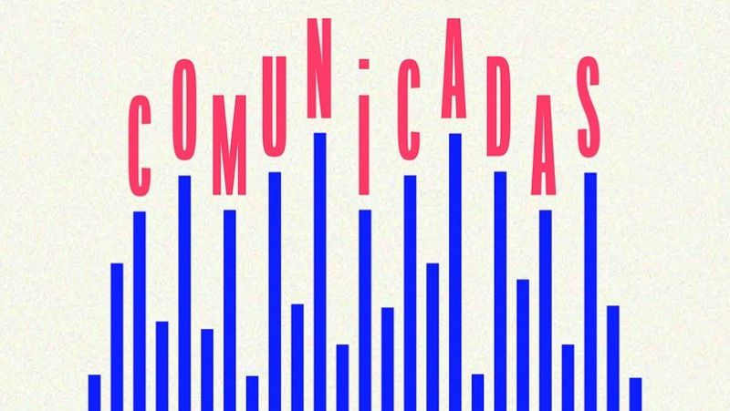 Logotipo con la palabra «COMUNICADAS» en fucsia y barras verticales azules que simulan un ecualizador de audio sobre fondo beige.