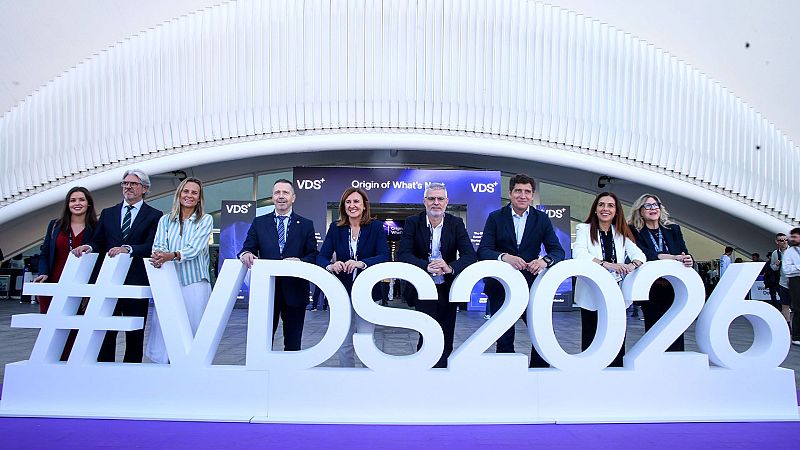 Comitiva institucional posa sonriente ante las letras '#VDS2024' en la Ciudad de las Artes y las Ciencias de Valencia durante un evento tecnológico.
