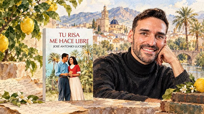 El escritor José Antonio Lucero sonríe junto a su novela, rodeado de limones, cartas y un fondo de pueblo mediterráneo.