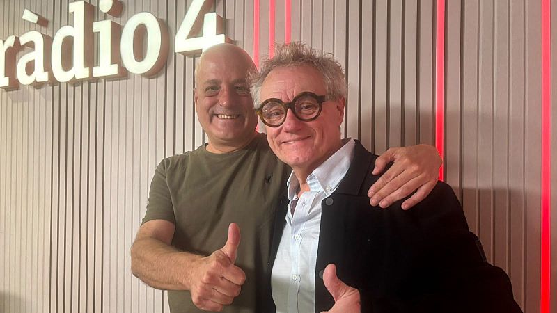 Dos hombres sonrientes posan en un estudio con luces LED rojas, mostrando el pulgar en se�al de aprobaci�n; uno de ellos es el pastelero Christian Escrib�.