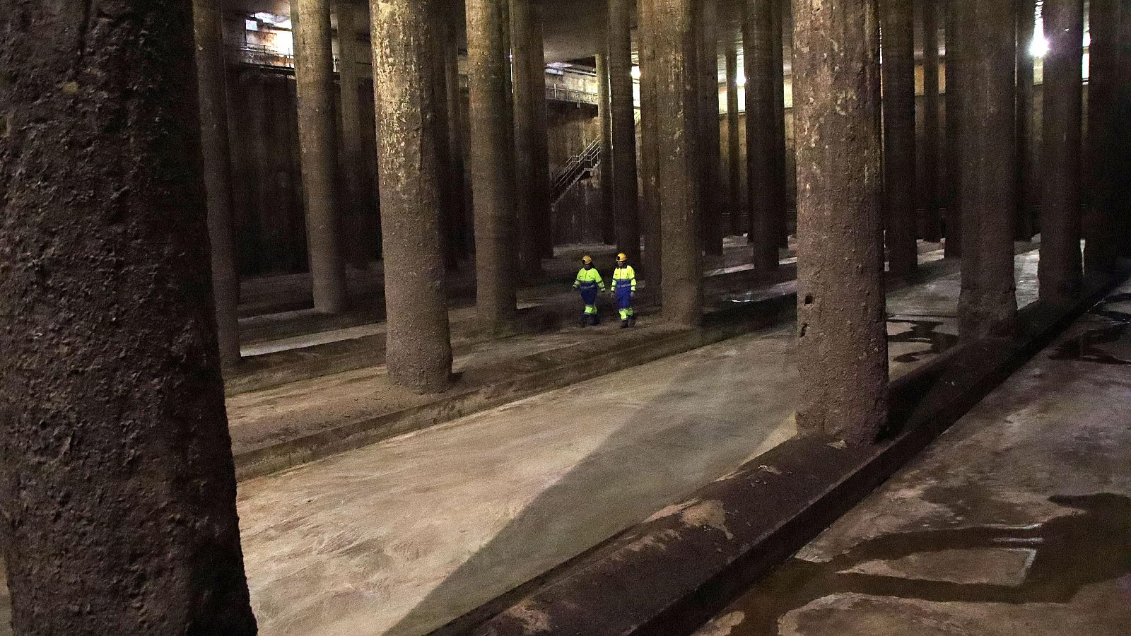 Dos operaris al dipòsit pluvial Joan Miró