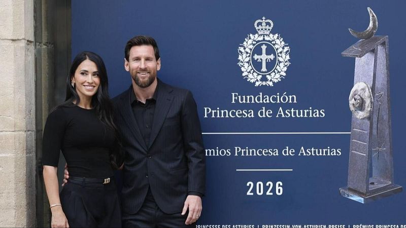 Leo Messi y Antonela Roccuzzo posan sonrientes frente a un panel institucional de los Premios Princesa de Asturias.