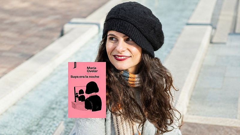 La escritora María Ovelar sonríe en un plano medio exterior, luciendo boina negra y abrigo gris, junto a la portada de su libro Suya era la noche.