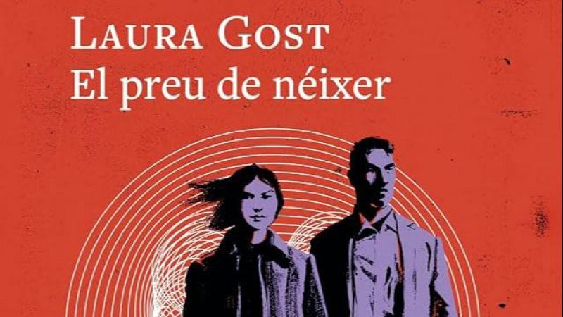 Cartel rojo con los textos de Laura Gost y El preu de n�ixer, y una ilustraci�n en tonos violetas de un hombre y una mujer ante un fondo de ondas.
