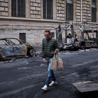 França en ebullició - Sánchez dispara l'audiència de La Revuelta - Tertúlia sobre les promeses de Feijóo - El colofó de Toni Mata