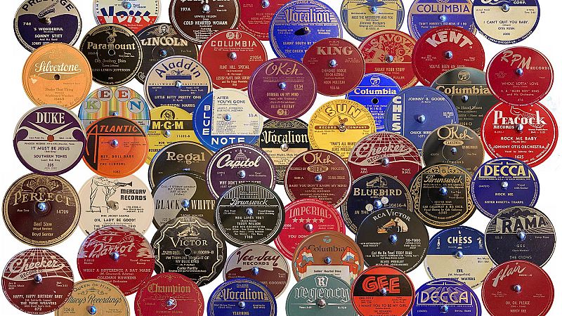 Collage retro de etiquetas centrales de discos de pizarra de 78 RPM con variados logotipos discogr�ficos y colores.