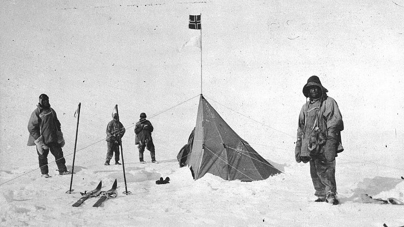 Fotograf�a hist�rica en blanco y negro de la expedici�n noruega en el Polo Sur, con una tienda de campa�a y la bandera nacional sobre la nieve.