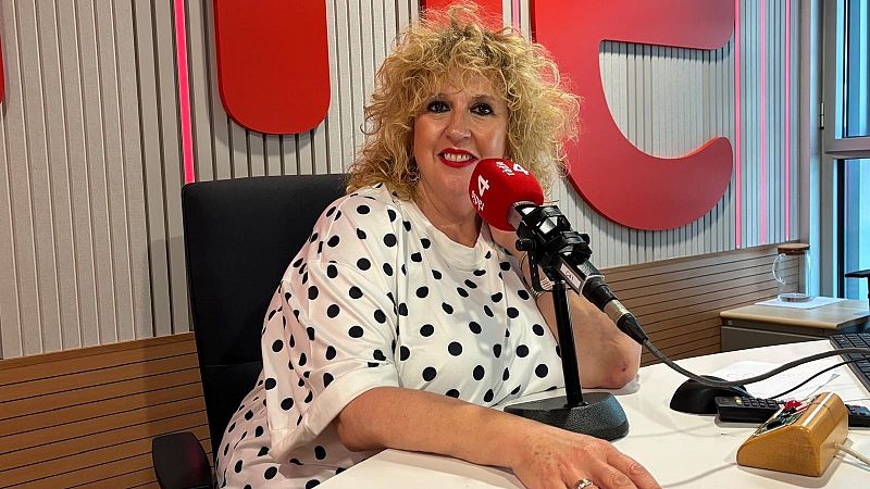 La periodista S�lvia Tarragona sonr�e en un estudio de radio ante un micr�fono con la inscripci�n de R�dio 4.