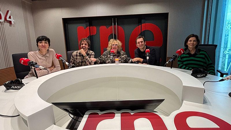 Cinco personas sonrientes en un estudio de radio con micr�fonos de RNE y auriculares, sentadas ante una mesa blanca con el logotipo corporativo al fondo.