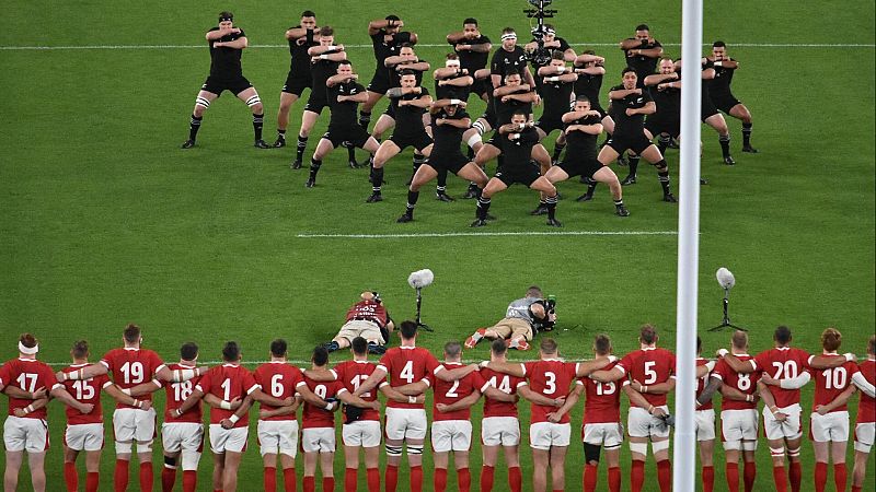 Jugadores de rugby de Nueva Zelanda ejecutan su danza ritual frente a la selecci�n de Gales, que observa entrelazada en el c�sped.
