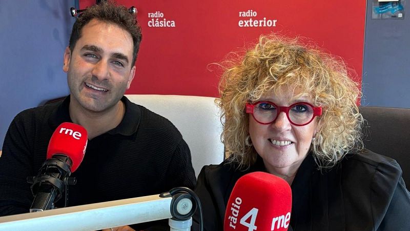 Los periodistas Manel Ferrer y Gema Soriano sonr�en sentados ante los micr�fonos en un estudio de radio con paneles ac�sticos rojos y grises.