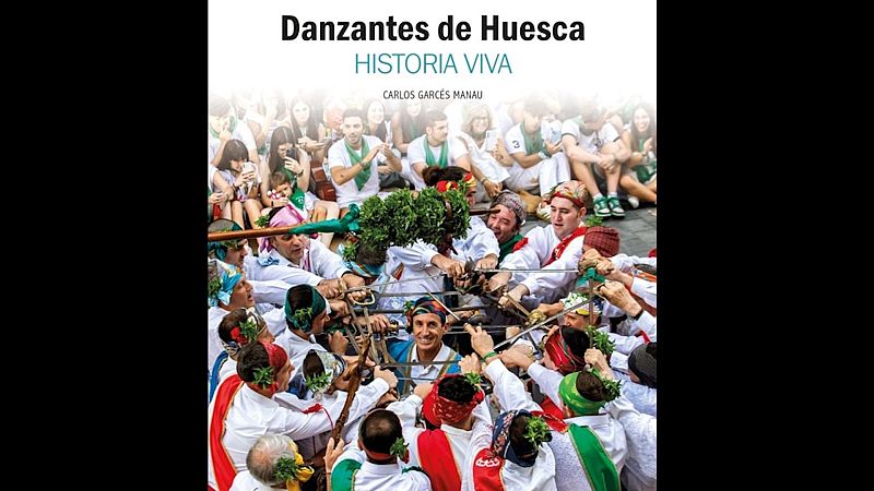 Portada del libro sobre los Danzantes de Huesca mostrando a un grupo bailando con espadas y pa�uelos con albahaca.
