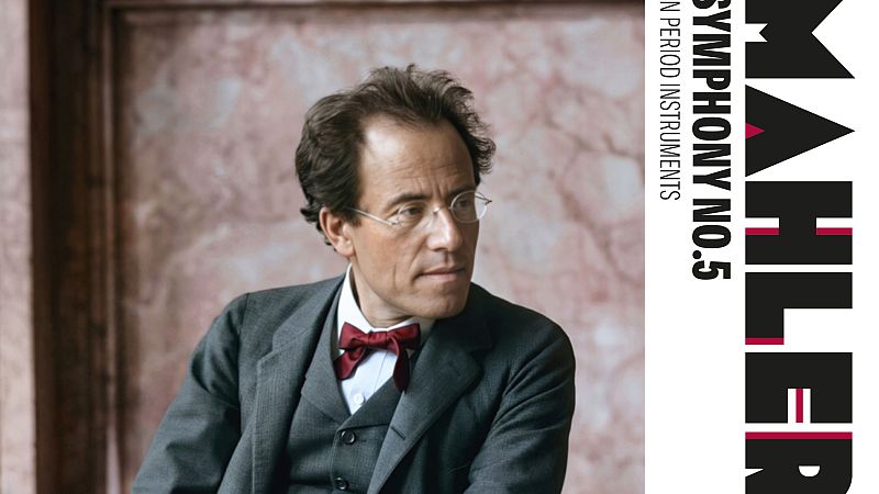 Retrato de un hombre caracterizado como Gustav Mahler con pajarita y gafas, acompa�ado de texto vertical con el t�tulo de la obra musical.