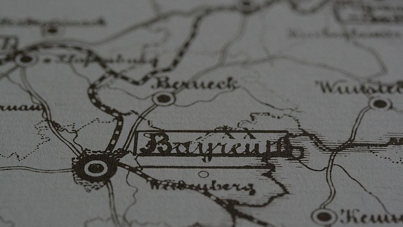 Plano detallado de un mapa hist�rico en blanco y negro que resalta la ciudad de Bayreuth en letra g�tica, rodeada de v�as de tren y top�nimos antiguos.